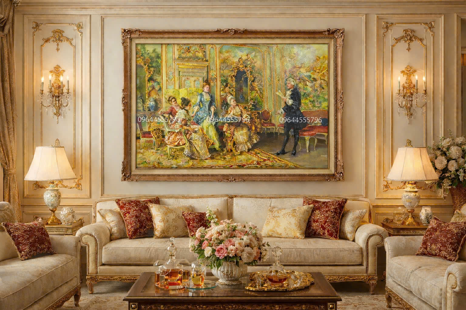 Phòng khách tân cổ điển sang trọng với tranh treo tường cổ điển lớn phía trên sofa màu be