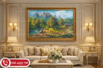 Tranh phong cảnh núi rừng châu Âu với dòng suối, đàn gia súc và ngôi nhà nhỏ treo phòng khách tân cổ điển sang trọng